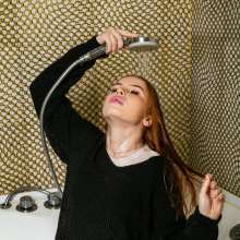 wet.look.me: Wetlook girl gets wet in sweater | Wetlook.biz
