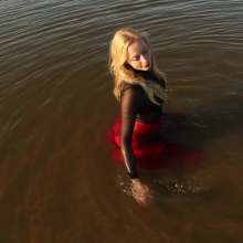 WetPlace: Beautiful Eileen Red Leggings In The River