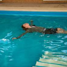 wet.look.me: Wetlook girl in cycling shorts gets wet in the pool | Wetlook.biz