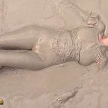 FOXY: New video with Mia in mud