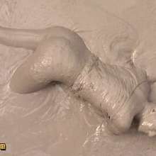 FOXY: New video with Mia in mud