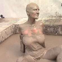 FOXY: New video with Mia in mud