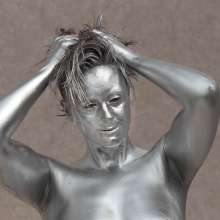 FOXY: Sara looks wonderful with this metallic silver paint
