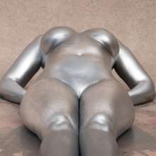 FOXY: Sara looks wonderful with this metallic silver paint