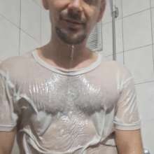 queeruy: Shower in T-shirt