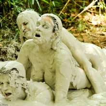 dlodoski: Three Girl Mud Fun, Ultimate Edit--Photos