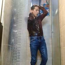 WETColours: Nixon in a Super Shower with Shirt and Jeans with Shampoo