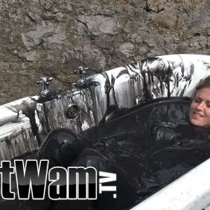 leonmoomin: Gunge Bath In Jeans!