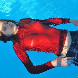 ufa217: Kira in Levi's jeans swims in the pool.