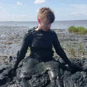 Stella: Stella finds clay during low tide and has fun.