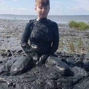 Stella: Stella finds clay during low tide and has fun.