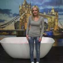 MostWam: Ania And The Bath Of Pink Gunge