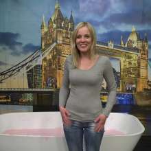 MostWam: Ania And The Bath Of Pink Gunge