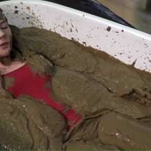 MostWam: Mud Bath In Jeans Rhian