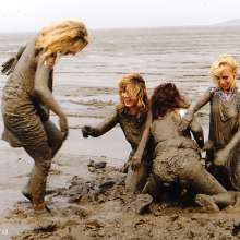 katew: Four girls in the mud