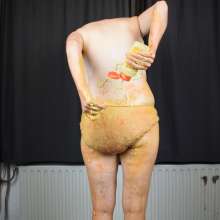 MessyCleo: Cleo fills her panties and tights with pasta and other savoury mess.
