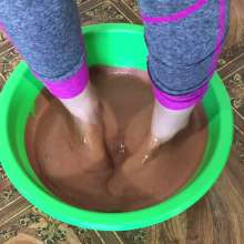 Top Messy Girls: Feet and Many Chocolate