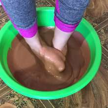 Top Messy Girls: Feet and Many Chocolate