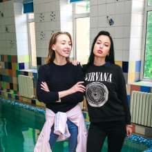 wet.look.me: Two gorgeous chicks in skinny clothes splashing around in the pool!
