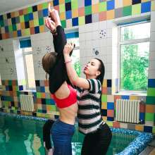 wet.look.me: Two gorgeous chicks in skinny clothes splashing around in the pool!