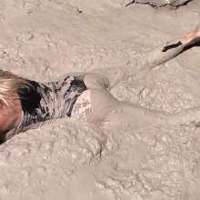 FOXY: New video with Angela in mud