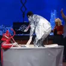 mad_mick_at: Brasilian latenight-show: gunge-filled bathtub interviews