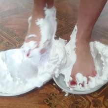 Top Messy Girls: Modeling and Walking on Pies