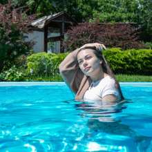 wet.look.me: Wetlook girl in Wool Jacket and tights gets wet in Pool | Wetlook.biz