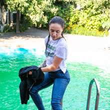 wet.look.me: Wetlook girl in jeans swimming in Pool | Wetlook.biz