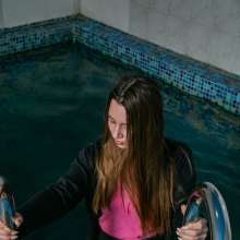 wet.look.me: Wetlook girl in pantyhose gets wet in pool | Wetlook.biz