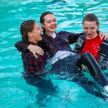 wet.look.me: Wetlook girlfriends bathe in jeans together in the pool | Wetlook.biz