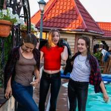 wet.look.me: Wetlook girlfriends bathe in jeans together in the pool | Wetlook.biz