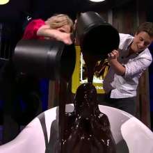 Gater: Belgian singer Isabelle A's chocolate gunging for her album Sjokola (2019)