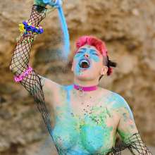messyhot: BebeBethybear Squishes a Cake in the Arizona Desert