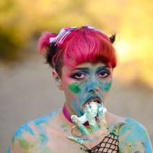 messyhot: BebeBethybear Squishes a Cake in the Arizona Desert