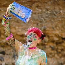messyhot: BebeBethybear Squishes a Cake in the Arizona Desert