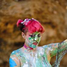 messyhot: BebeBethybear Squishes a Cake in the Arizona Desert
