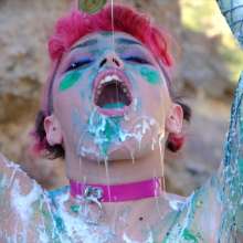 messyhot: BebeBethybear Squishes a Cake in the Arizona Desert