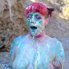 messyhot: BebeBethybear Squishes a Cake in the Arizona Desert