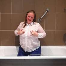 CheekyLuna: CheekyLuna's Bath Time In Tight Jeans And White Blouse
