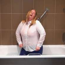 CheekyLuna: CheekyLuna's Bath Time In Tight Jeans And White Blouse