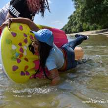 Get Your Snaps: Gina gets wet in jeans