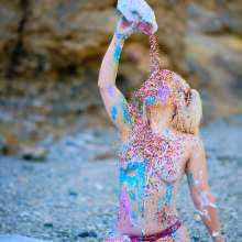 messyhot: Ellie Shou--English Girl Smashes Cake in the Desert