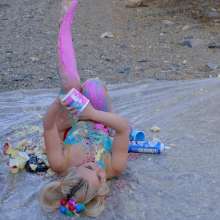 messyhot: Ellie Shou--English Girl Smashes Cake in the Desert
