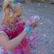 messyhot: Ellie Shou--English Girl Smashes Cake in the Desert
