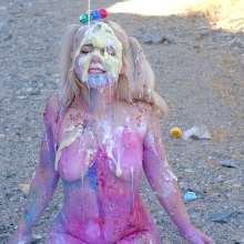 messyhot: Ellie Shou--English Girl Smashes Cake in the Desert