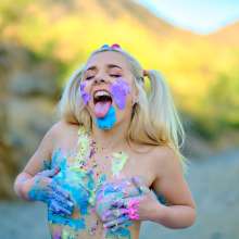 messyhot: Ellie Shou--English Girl Smashes Cake in the Desert