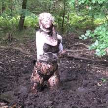 Pure Paint: Elisa in Forest Mud