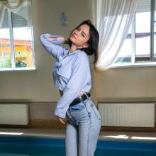 wet.look.me: Wetlook girl in Jeans gets wet in the pool | Wetlook.biz