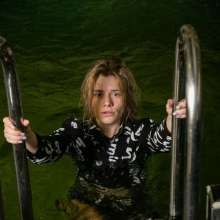 wet.look.me: Wetlook girl in tights and heels gets wet in the pool | Wetlook.biz